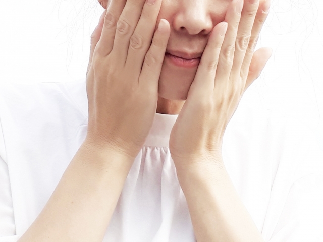ほうれい線に悩む女性